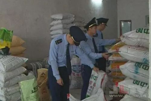 化肥市場(chǎng)驚現(xiàn)“變形記” 一人分飾多角，296萬(wàn)元假肥流向13省